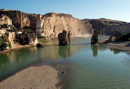 Hasankeyf on the Tigris (Dicle) River in southeastern Turkey. Photo by Ferrell Jenkins.