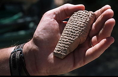 Assyrian_Mannukilibbali_tablet-t Assyrian tablet with plea of Mannu-ki-Libabli. Photo: Times Online.