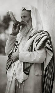 Yemenite Rabbi blowing shofar.