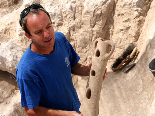 Dr. Edwin van der Brink show an incense stand. Photo: Assaf Peretz, IAA.