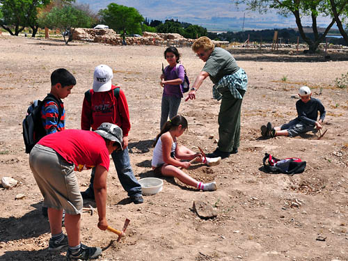 Kids learning about archaeology at Hazor. Photo by Ferrell Jenkins.