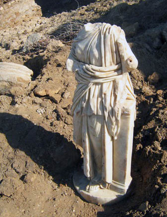 Roman-era statue uncovered by storm at Ashkelon. Photo: IAA.