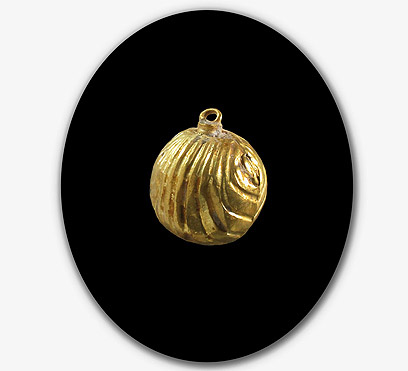 Golden bell found in Jerusalem drain. Photo: ynet.co.il.