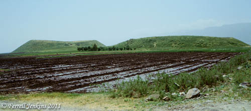 Tell Qarqar. Photo by Ferrell Jenkins, May, 2002.