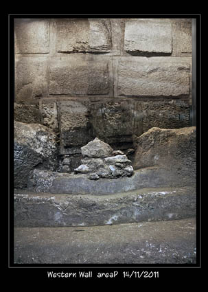 The first course of the wall resting on the bedrock. Photograph: Vladimir Naykhin. 