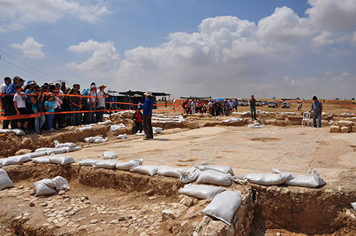 The IAA explains the Beit Qama discovery. Photo by Shmuel Browns.