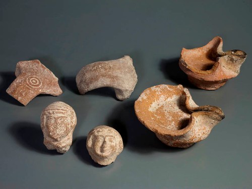 Various finds from the fill layer of the end of the First Temple Period: oil lamps, LMLK stamped handles and female figurines. Photo: Clara Amit, Israel Antiquities Authority.