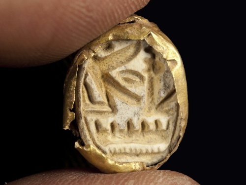 Gold Scarab of Egyptian Pharaoh Seti I. Photograph: Clara Amit, courtesy of the Israel Antiquities Authority.