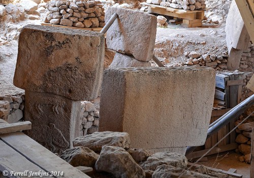 Some of the T-shaped monolithic pillars. Photo by Ferrell Jenkins.
