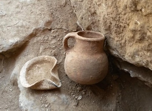 An oil lamp and a ceramic jar that date to the Iron Age, which were discovered in the cave. Photographic credit: the Unit for the Prevention of Antiquities Robbery of the Israel Antiquities Authority.