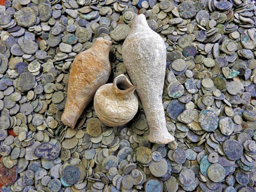 Pottery and coins confiscated by the Israel Antiquities Authority near Beit Shean, Nov. 24, 2015. Photo: IAA.