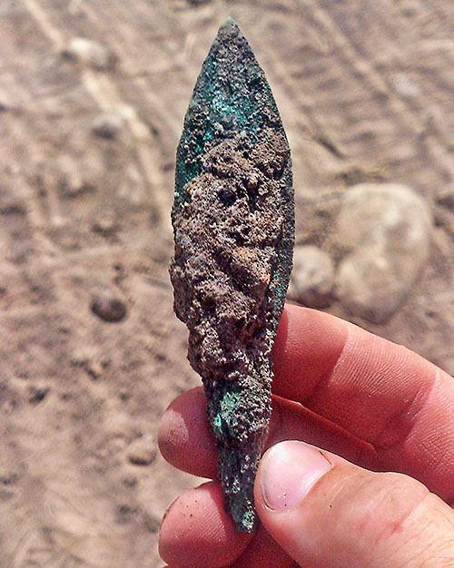 An arrowhead made of bronze. Photographic credit: Eran Gilvarg, courtesy of the Israel Antiquities Authority.