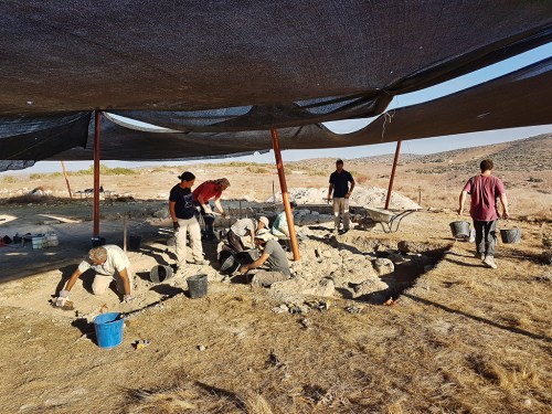 Uncovering the structure (photo: Michal Haber, Israel Antiquities Authority)