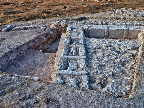 Remains of the structure indicate that it was intentionally dismantled, possibly by the Hasmoneans (photo: Dane Christensen)