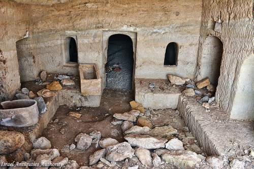 This photo provides a wonderful view into the Roman period tomb with burial niches (kokim) and ossuaries. Photo: Miki Peleg, Israel Antiquities Authority.