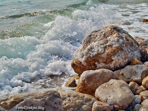 Salt deposits on rocks along the shore of the Dead Sea. Photo: FerrellJenkins.blog..